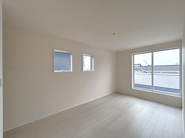 ☆7.5帖洋室☆小窓が光を分散してお部屋全体に明るい光を取り込みます♪WIC完備で主寝室におすすめです♪