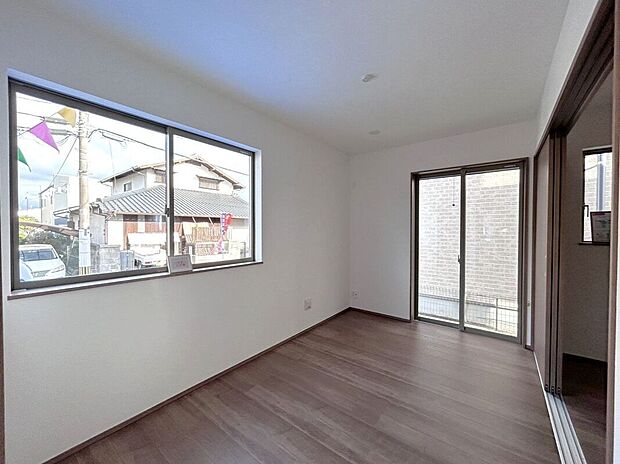 ☆洋室☆リビングに面したお部屋♪お子様の室内遊び場や在宅ワークスペース等、ライフスタイルに合わせてお使いいただけます♪