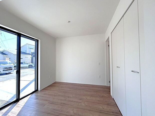 ☆洋室D☆リビングに面したお部屋♪お子様の室内遊び場や在宅ワークスペース等、ライフスタイルに合わせてお使いいただけます♪