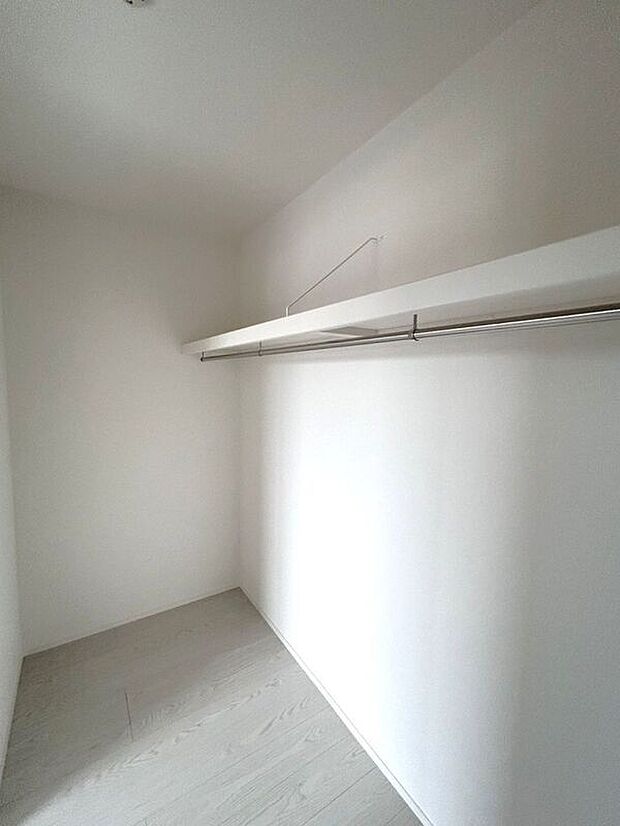 ☆WIC(7.2帖洋室)☆洋服やバッグをまとめて収納できるWIC。整理整頓しやすい便利な空間です♪