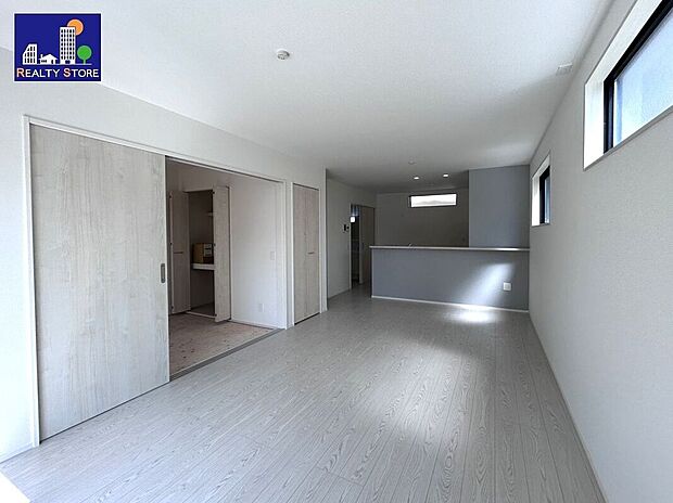 ☆リビング☆広々17帖♪リビングからキッチンからお互いの笑顔が見えるって素敵ですね♪