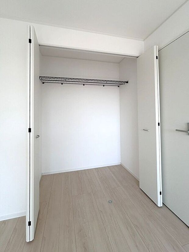 ☆クローゼット(7.5帖洋室)☆棚がついているのでスペースを無駄にすることなくたっぷり収納いただけます♪