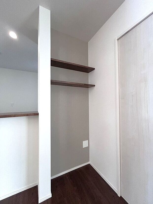 ☆収納スペース☆リビングに備えられた可動棚式の収納スペース♪アクセントクロスがお洒落♪