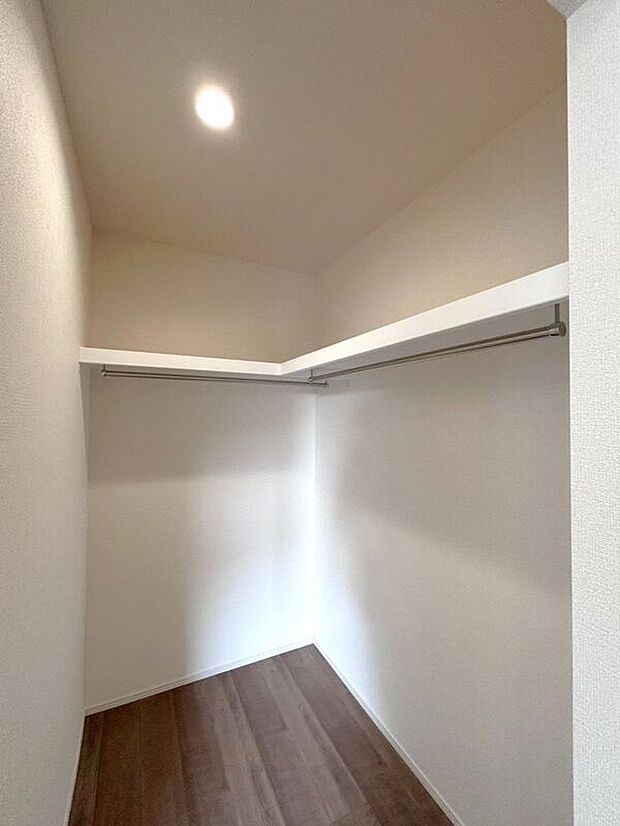 ☆WIC☆洋服やバッグをまとめて収納できるWIC。整理整頓しやすい便利な空間です♪