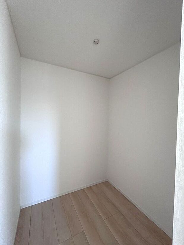 ☆WIC☆衣類をたっぷり収納できるウォークインクローゼット♪お部屋を広く使えます♪