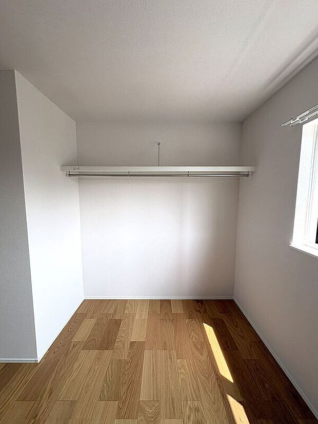 ☆クローゼット(6帖洋室)☆お部屋の一部としてもお使いいただける扉なしのクローゼット♪