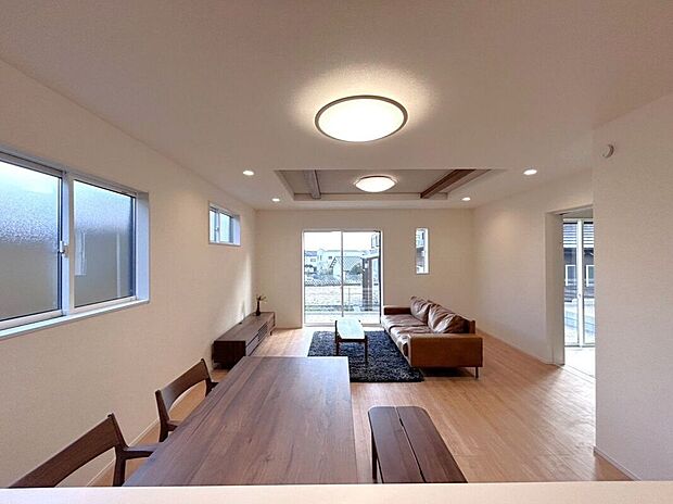 ☆リビング☆明るく開放的なリビングダイニング♪家族がゆったり過ごせる空間です♪