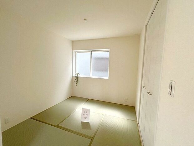 ☆和室☆リビングに面したほっと安らぐ和の空間♪お子様の室内遊び場や来客時に重宝する一部屋です♪