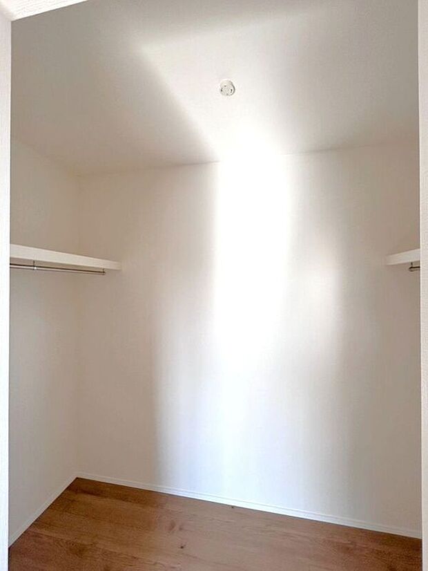 ☆WIC☆衣類をたっぷり収納できるウォークインクローゼット♪お部屋を広く使えます♪