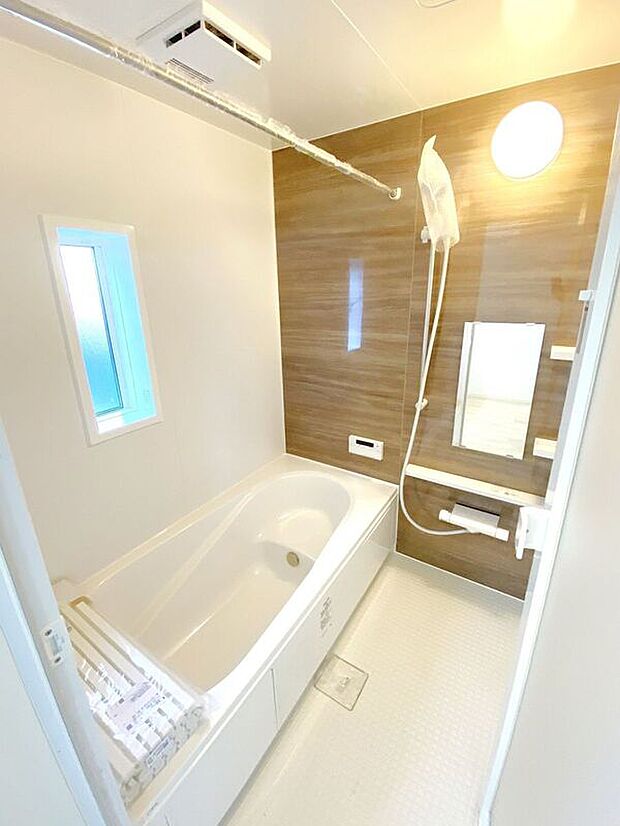 【バス】☆浴室☆1坪タイプのユニットバス♪足を伸ばしてゆったりとご入浴頂けます♪一日の疲れを癒す空間です♪