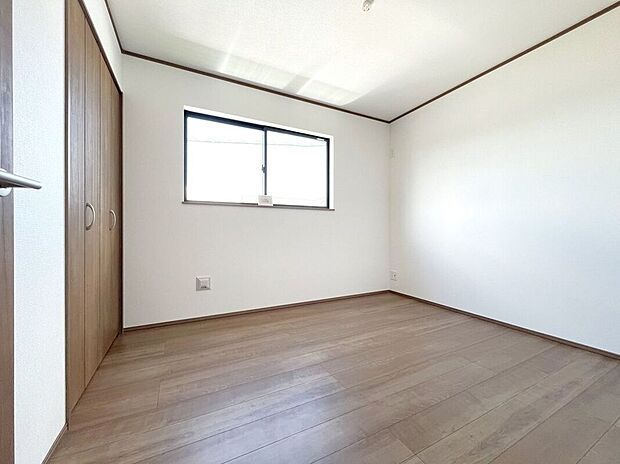 【室内】☆5.25帖洋室☆腰高窓の家具の配置がしやすいお部屋♪