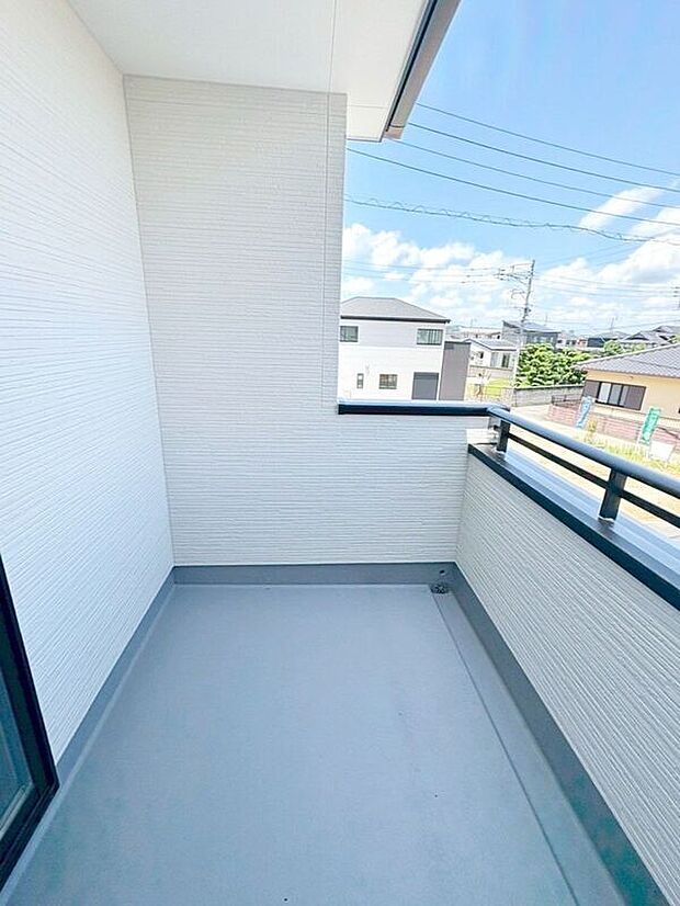 【バルコニー】☆バルコニー(廊下側)☆お部屋を介さず、バルコニーに出れるのでお洗濯物干しもスムーズに行えます♪