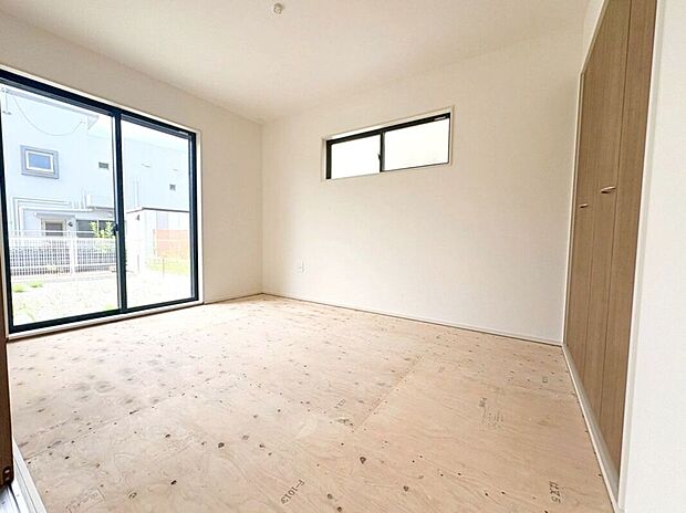 【室内】☆和室☆リビングに面したほっと安らぐ和の空間♪お子様の室内遊び場や来客時に重宝する一部屋です♪(畳入ります)