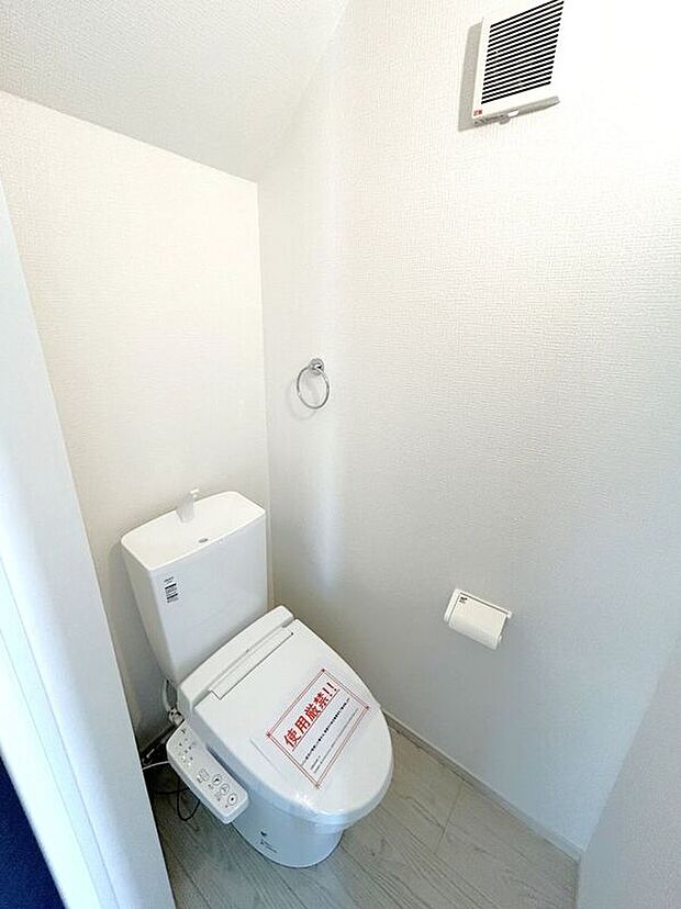 【トイレ】☆トイレ☆忙しい朝も安心の各階設置♪冬場特に重宝する温水便座機能付き♪