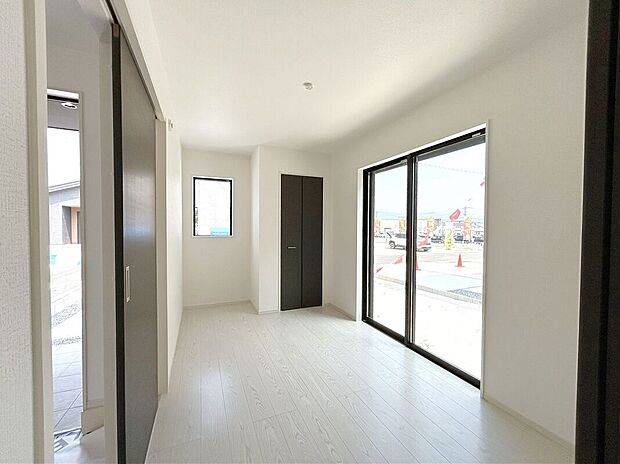 【室内】☆5.2帖洋室☆リビングに面したお部屋♪お子様の室内遊び場や在宅ワークスペース等、ライフスタイルに合わせてお使いいただけます♪