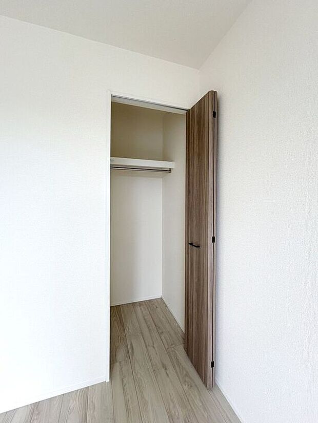 【収納】☆クローゼット(6.5帖洋室)☆各居室に収納完備しています♪