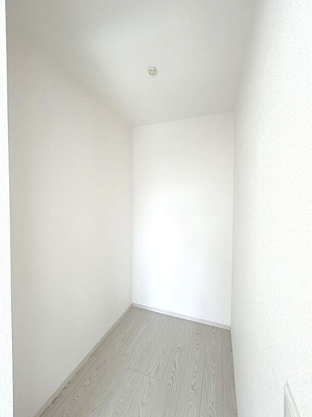 【収納】☆WIC(9.3帖洋室)☆お洋服からお荷物までスッキリ収納いただけます♪