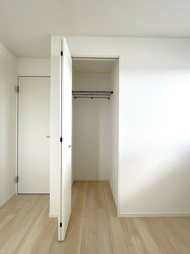 【収納】☆クローゼット(5.5帖洋室)☆各居室に収納完備しています♪