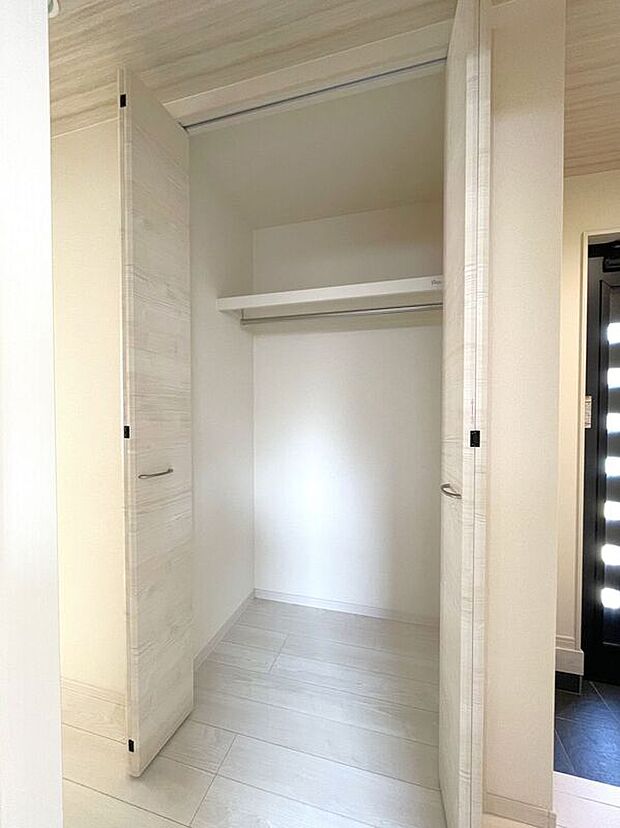 【収納】☆ファミリークローク☆玄関横の収納スペース♪コートなどをかけて外出がスムーズに♪