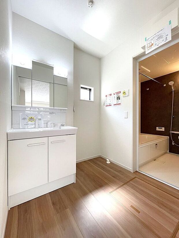 【洗面】☆洗面脱衣室☆ゆとりのある広さの洗面脱衣室♪洗面台は使い勝手の良い三面鏡仕様♪鏡裏にも収納スペースしっかり完備♪