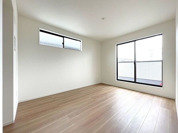 【寝室】☆8.4帖洋室☆バルコニーに面した明るいお部屋♪主寝室におすすめです♪