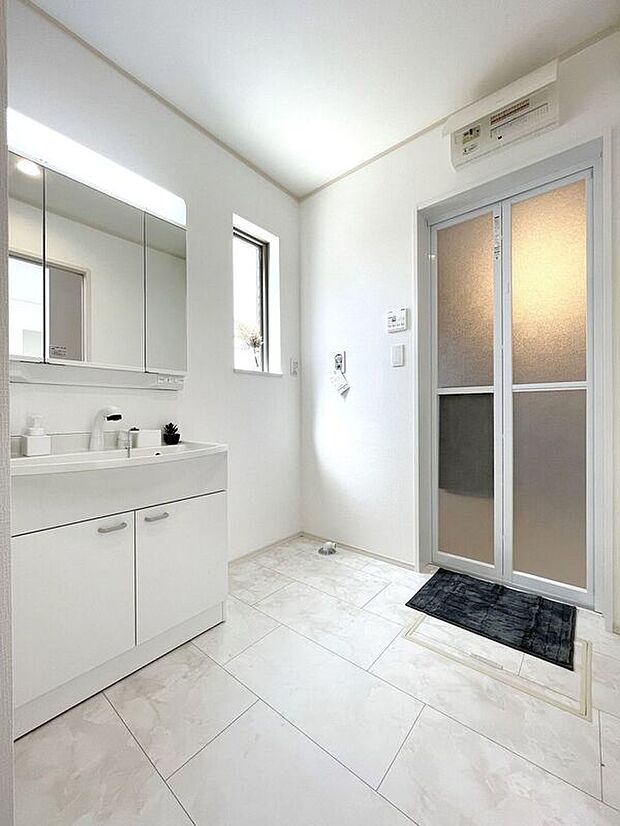 【洗面】☆洗面脱衣室☆ゆとりのある広さの洗面脱衣室♪洗面台は使い勝手の良い三面鏡仕様♪鏡裏にも収納スペースしっかり完備♪