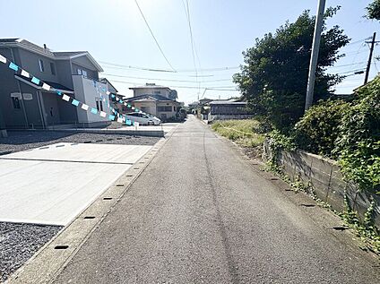 前面道路含む外観