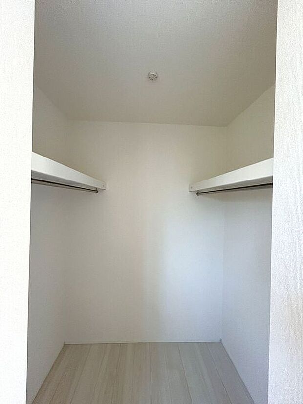 【収納】☆WIC(6帖洋室)☆パイプハンガー付きが嬉しいWIC♪大きな荷物もスッキリ片付きます♪