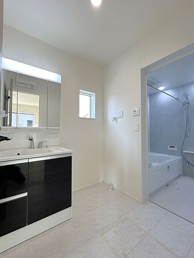 【洗面】☆洗面脱衣室☆ゆとりのある広さの洗面脱衣室♪洗面台は使い勝手の良い三面鏡仕様♪鏡裏にも収納スペースしっかり完備♪