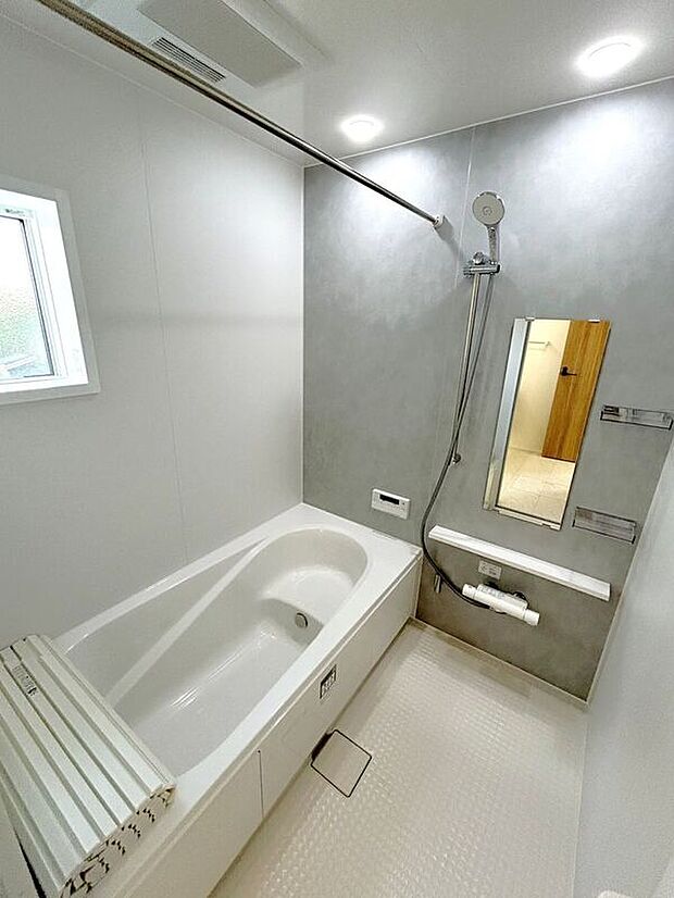 【バス】☆浴室☆1坪タイプのユニットバス♪足を伸ばしてゆったりとご入浴頂けます♪一日の疲れを癒す空間です♪