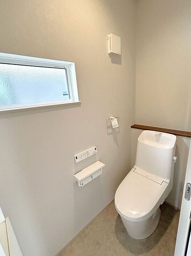 【トイレ】☆トイレ☆忙しい朝も安心の各階設置♪冬場特に重宝する温水便座機能付き♪小窓が付いているので換気もしっかり行えます♪