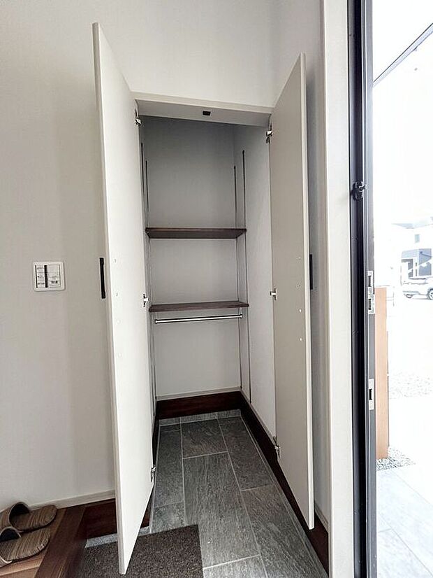 【玄関】☆SIC☆日常使いの靴以外にも外出時や玄関周りで使用するものをまとめて収納可能♪玄関スペースを広々お使い頂けます♪