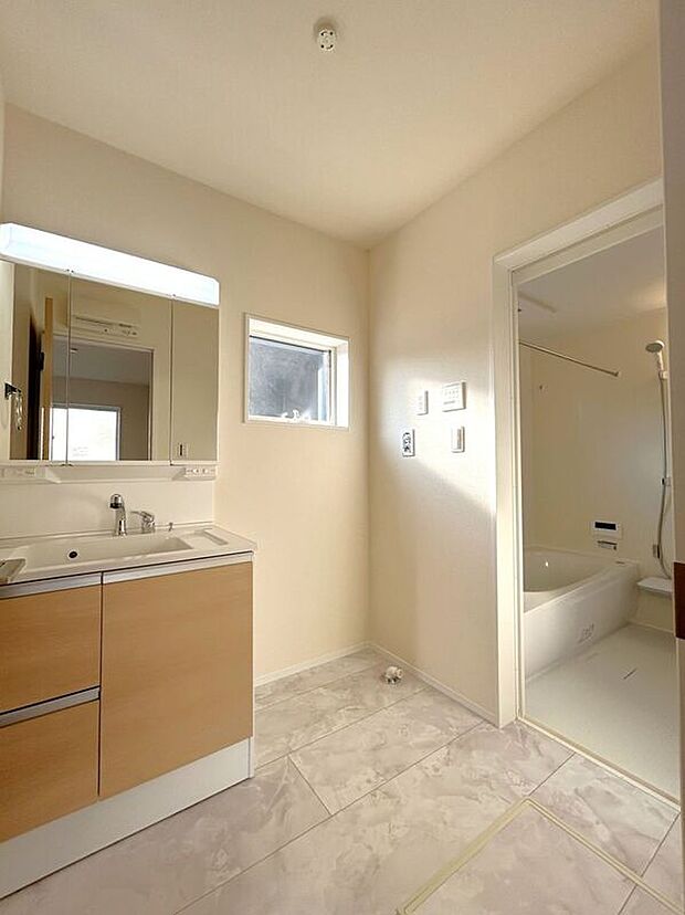 【洗面】☆洗面脱衣室☆ゆとりのある広さの洗面脱衣室♪洗面台は使い勝手の良い三面鏡仕様♪鏡裏にも収納スペースしっかり完備♪