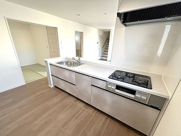 【キッチン】☆キッチン☆3口コンロが嬉しいキッチン♪シンクや作業スペースも広くお料理しやすいキッチンです♪