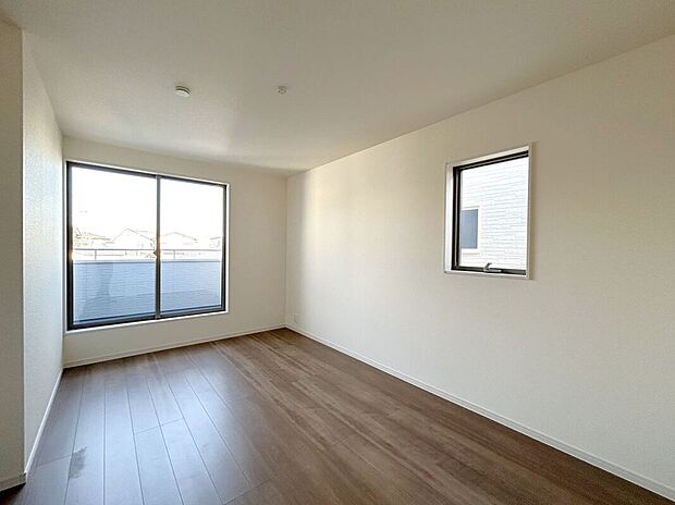 【寝室】☆8帖洋室☆バルコニーに面してた明るいお部屋♪主寝室におすすめです♪