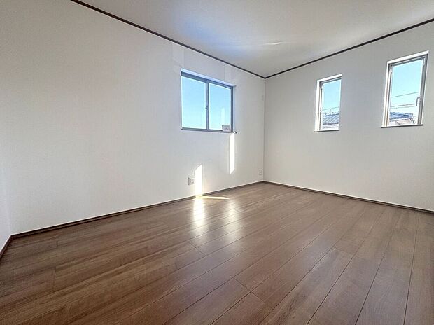 【寝室】☆6.75帖洋室☆小窓が光を分散してお部屋全体に明るい光を取り込みます♪主寝室におすすめです♪