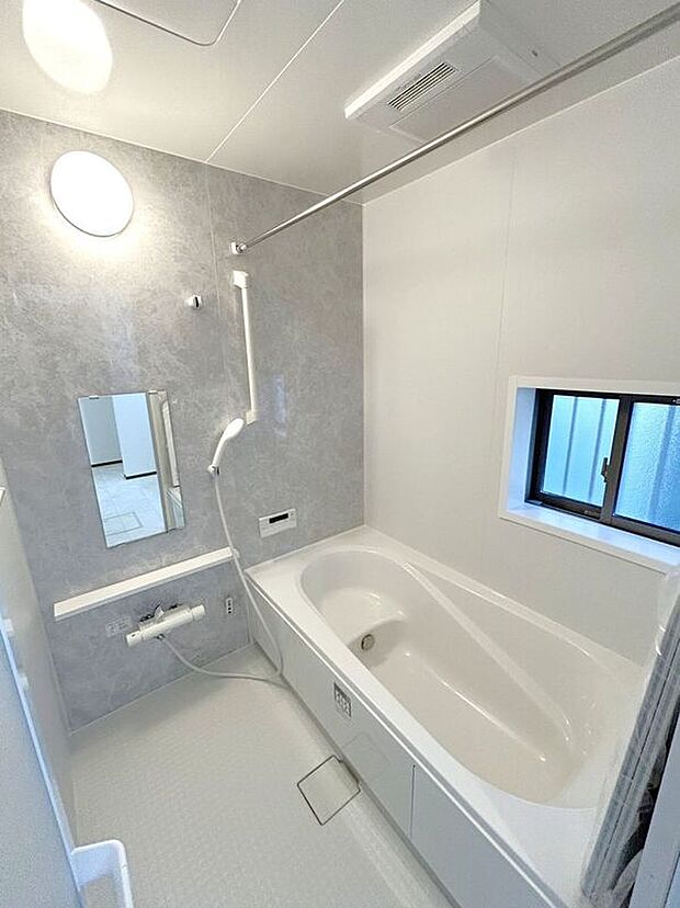 【バス】☆浴室☆1坪タイプのユニットバス♪足を伸ばしてゆったりとご入浴頂けます♪一日の疲れを癒す空間です♪