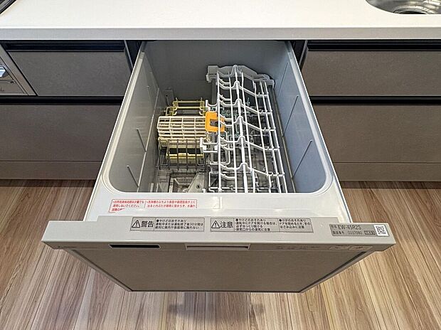 【その他設備】☆食器洗浄乾燥機☆日々の家事タイムを助ける強い味方♪機能性だけでなくお洒落なデザインも魅力です♪食事後の時間をお子様や旦那様とのゆとり時間に♪