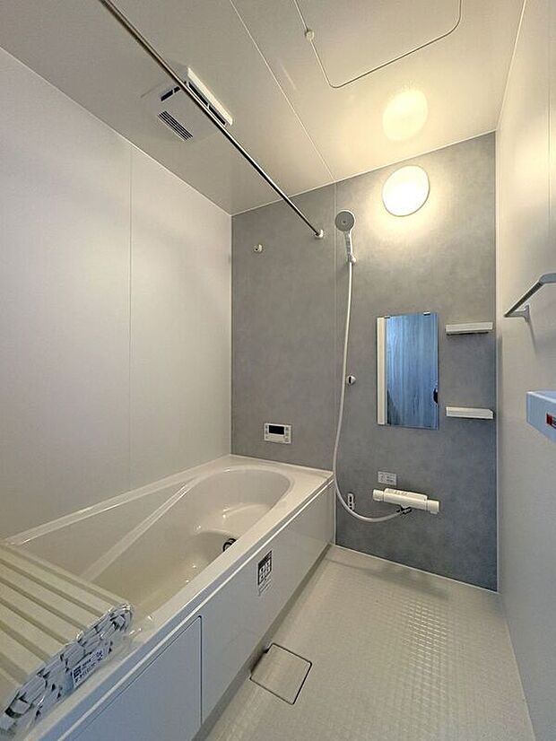 【バス】☆浴室☆1坪タイプのユニットバス♪足を伸ばしてゆったりとご入浴頂けます♪一日の疲れを癒す空間です♪