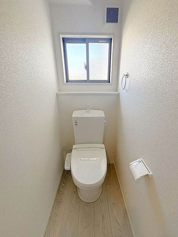 【トイレ】☆トイレ☆忙しい朝も安心の各階設置♪冬場特に重宝する温水便座機能付き♪小窓が付いているので換気もしっかり行えます♪