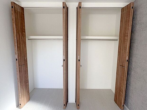 【収納】☆クローゼット(洋室A)☆2つに分かれているのでお洋服とお荷物を分けて収納出来ます♪