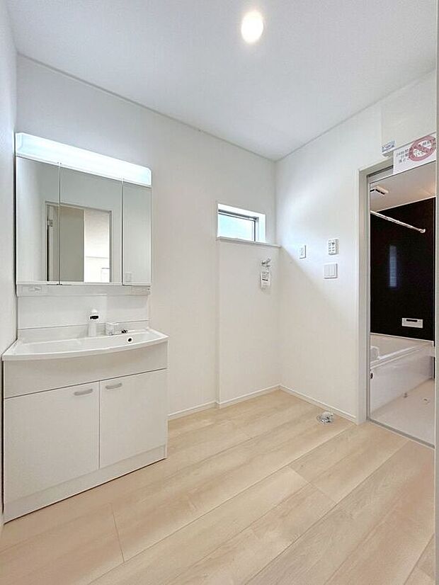 【洗面】☆洗面脱衣室☆ゆとりのある広さの洗面脱衣室♪洗面台は使い勝手の良い三面鏡仕様♪鏡裏にも収納スペースしっかり完備♪