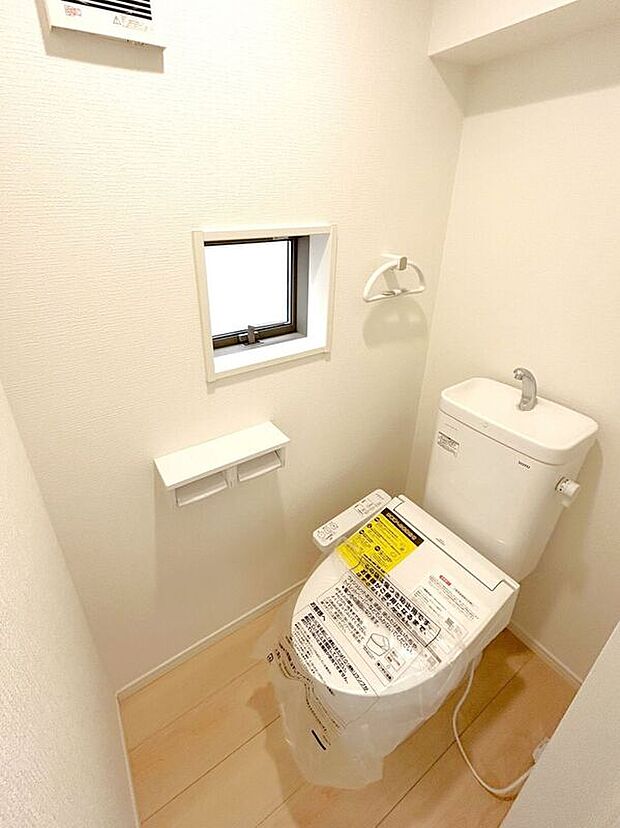 【トイレ】☆トイレ☆忙しい朝も安心の各階設置♪冬場特に重宝する温水便座機能付き♪小窓が付いているので換気もしっかり行えます♪