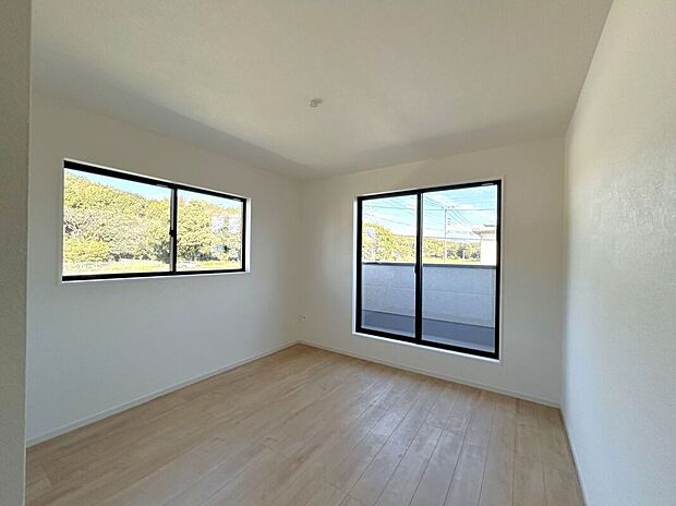 【寝室】☆8.7帖洋室☆バルコニーに面した明るいお部屋♪主寝室におすすめです♪