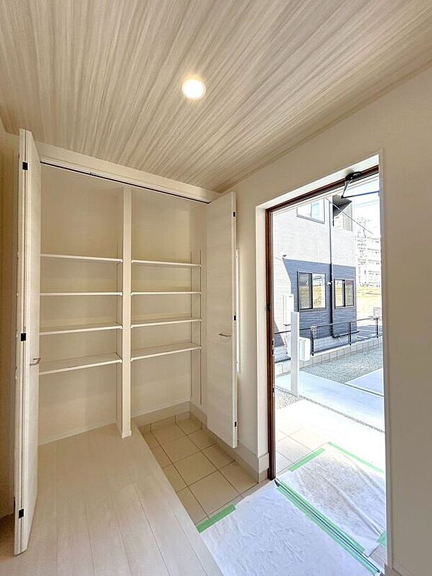 【玄関】☆シューズボックス☆高さ調節のできる便利な可動棚付き♪散らかりがちな玄関もスッキリ片付きます♪