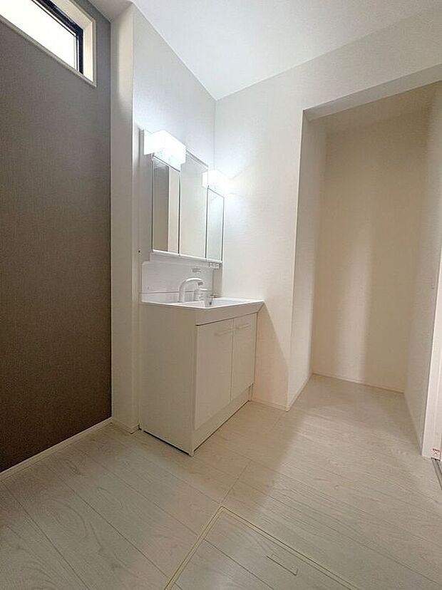 【洗面】☆洗面脱衣室☆ゆとりのある広さの洗面脱衣室♪洗面台は使い勝手の良い三面鏡仕様♪鏡裏にも収納スペースしっかり完備♪