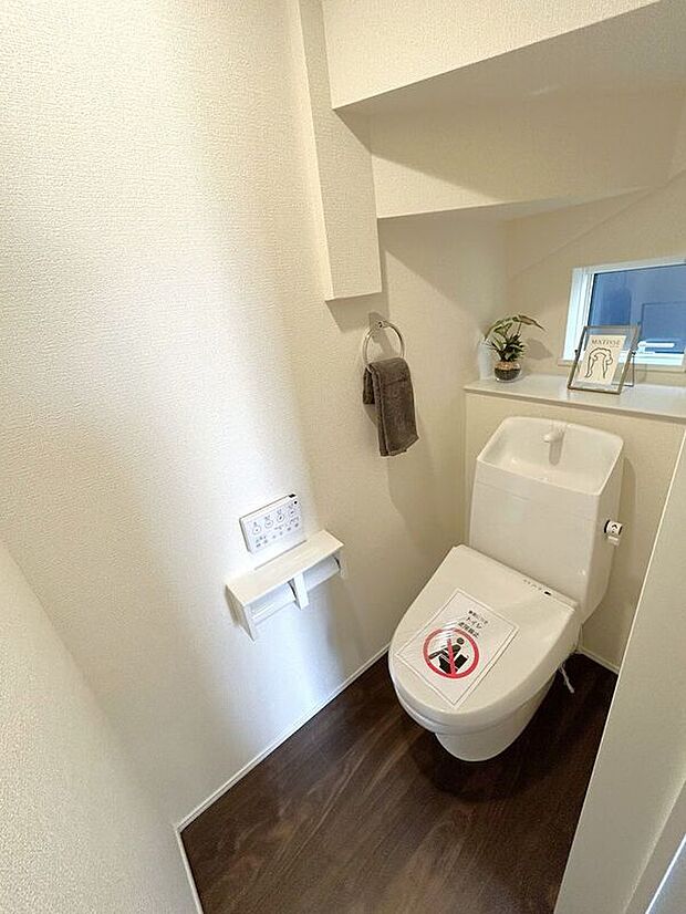 【トイレ】☆トイレ☆忙しい朝も安心の各階設置♪冬場特に重宝する温水便座機能付き♪小窓が付いているので換気もしっかり行えます♪