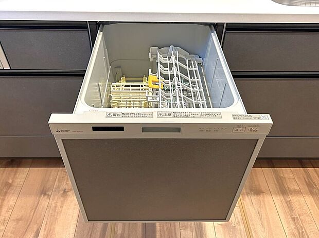 【その他設備】☆食器洗浄乾燥機☆日々の家事タイムを助ける強い味方♪機能性だけでなくお洒落なデザインも魅力です♪食事後の時間をお子様や旦那様とのゆとり時間に♪