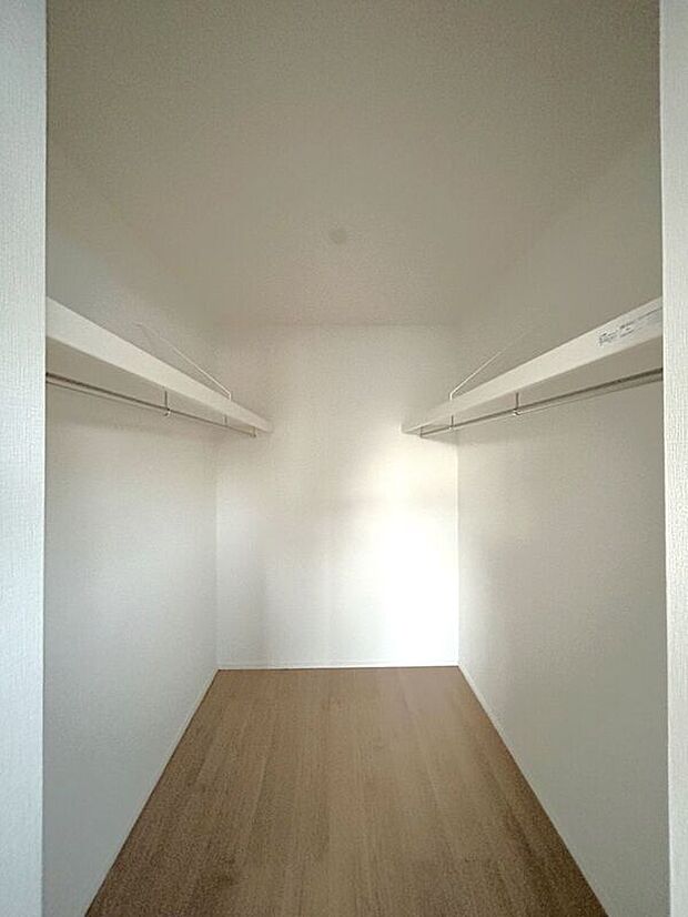 【収納】☆WIC(洋室A)☆たっぷり収納いただけるので、毎日のコーディネートが楽しくなります♪