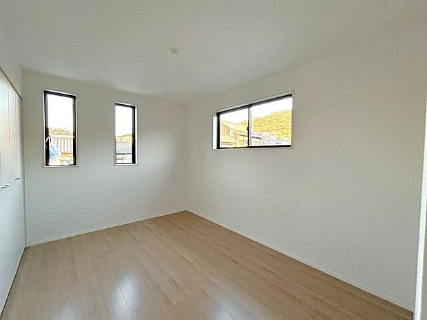 【室内】☆洋室B☆小窓が光を分散してお部屋全体に明るい光を取り込みます♪